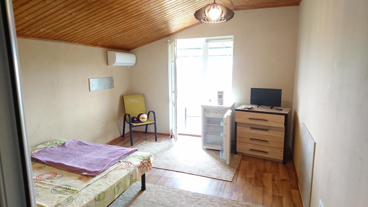 Guest House Dacha Karolino-Buhaz Buitenkant foto