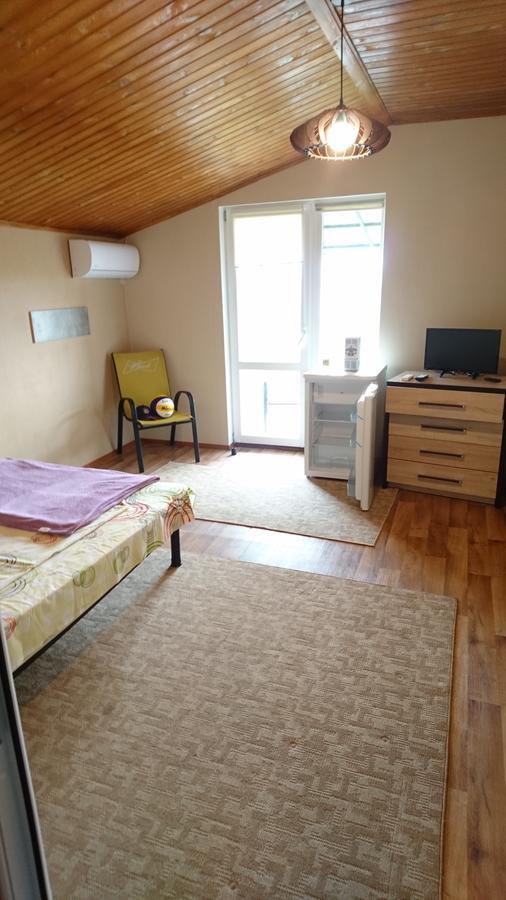 Guest House Dacha Karolino-Buhaz Buitenkant foto